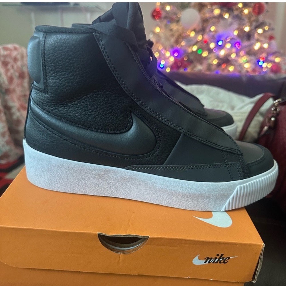 Nike - Picture 3 of 6
